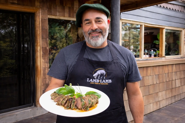 Alonso Barraza y su receta de Lomo de Cordero a las finas hierbas envuelto en Crepinnette