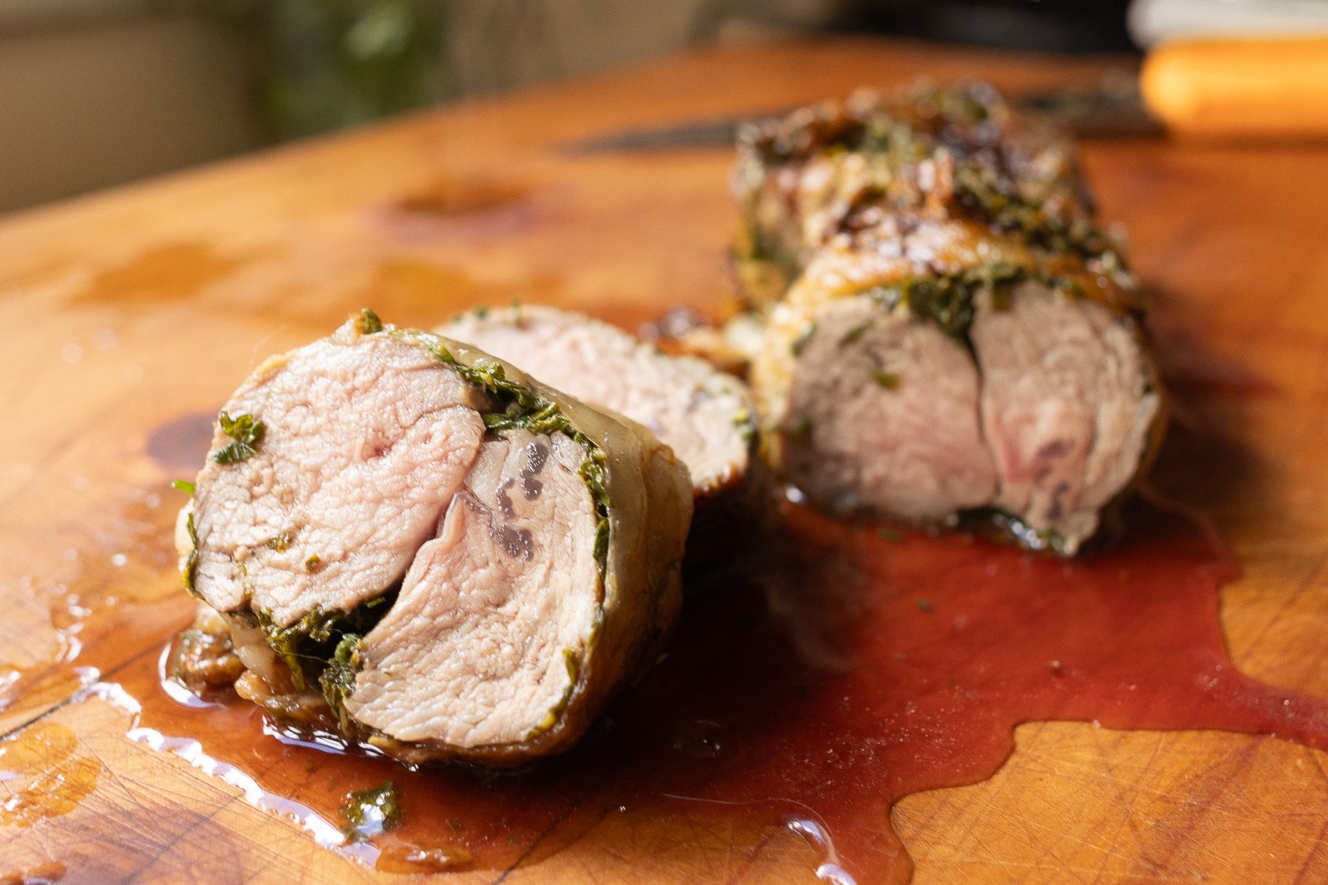 Lomo de Cordero a las finas hierbas envuelto en Crepinnette